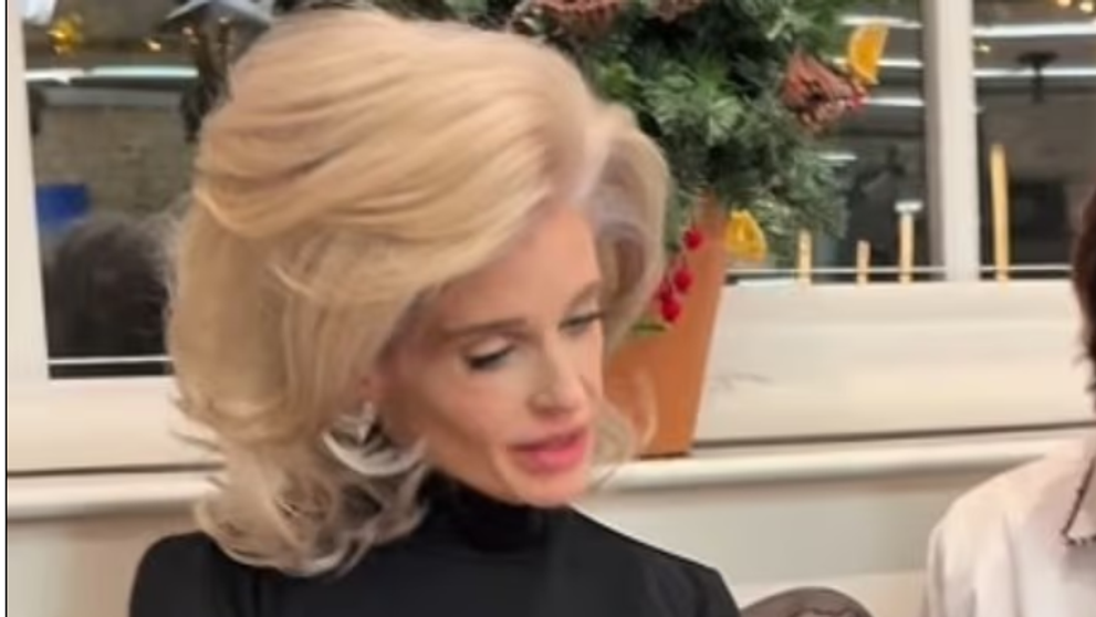 Tu câți ani îi dai? Vedeta și-a șocat fanii cu transformarea dramatică de look: slăbită, cu chipul plin de riduri și coafură demodată. ”Zici că are 70 de ani”