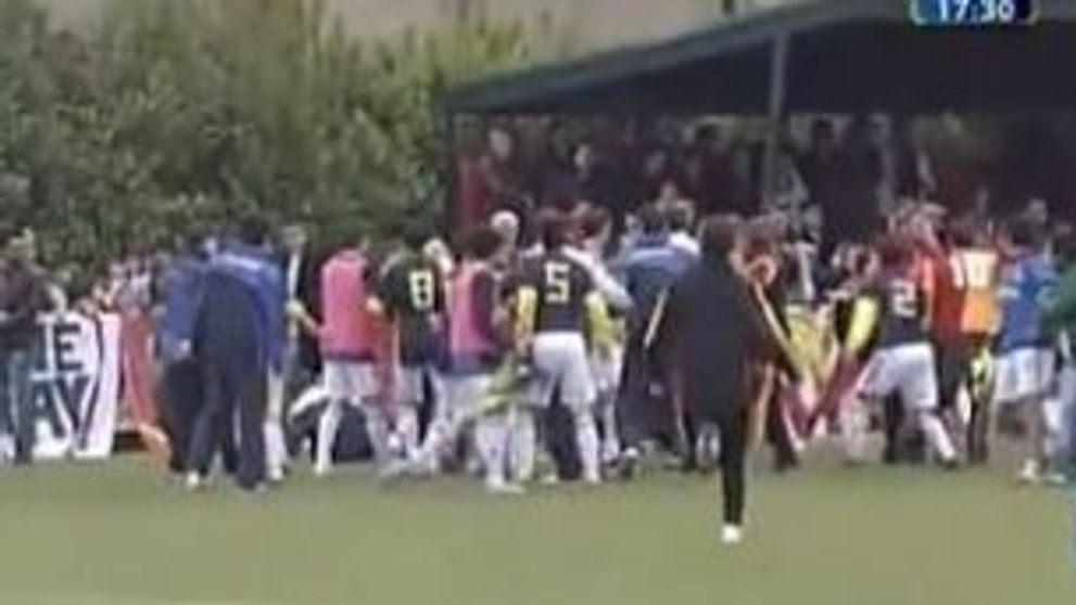 VIDEO SOCANT! Fanii Galatei i-au luat la BATAIE pe jucatorii lui Fener!