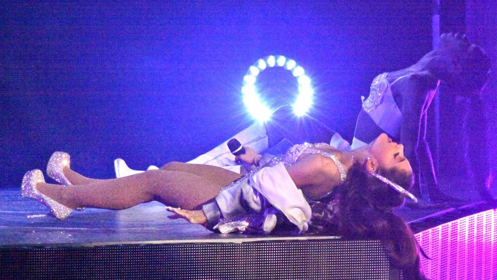 Adio inhibitii! Ariana Grande s-a dezlantuit pe scena. Cum arata cantareata intr-o tinuta stralucitoare si sexy