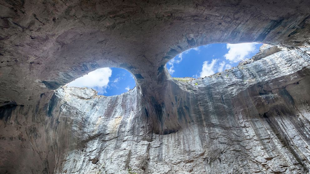 ”Ochii lui Dumnezeu”, o renumită atracție turistică din Bulgaria, unde s-au turnat multe filme. Misterul Peșterii Prohodna