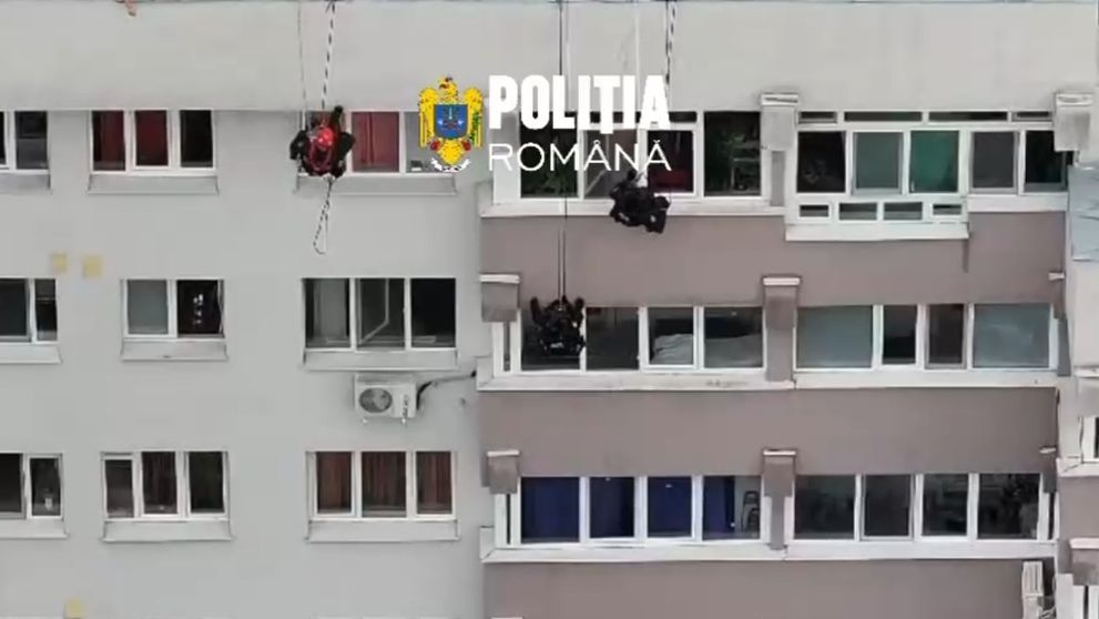 Momentul în care o femeie din București, care amenința că se aruncă în gol de la etajul 7, este salvată la timp de polițiști. Agenții au intrat pe geam