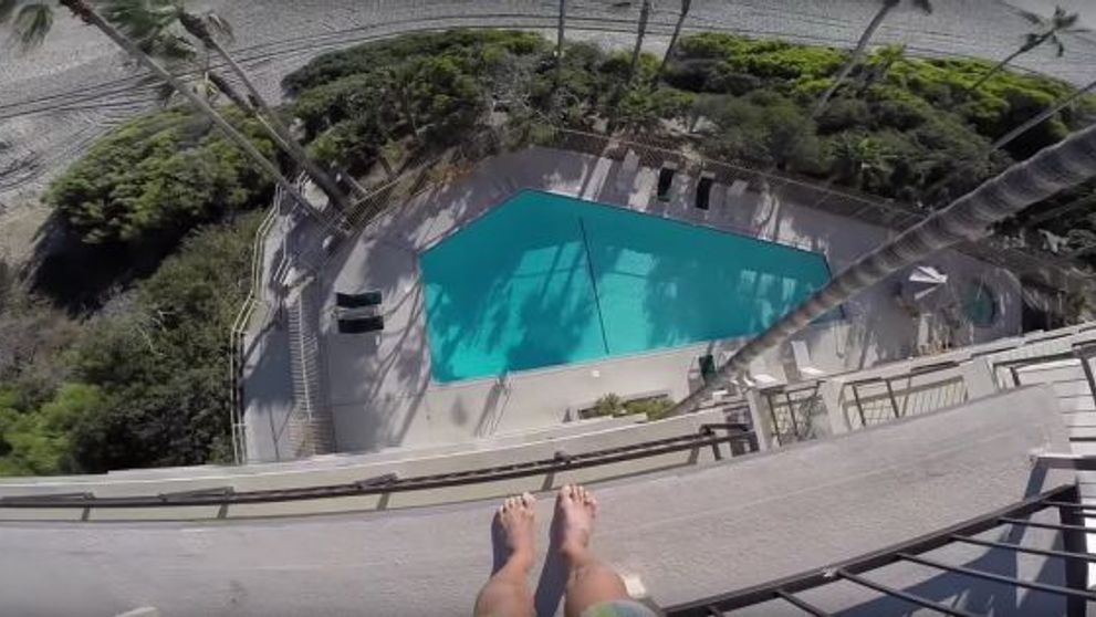 Clipul care iti taie rasuflarea! Ce s-a intamplat cu acest barbat care a sarit de la etajul 4 intr-o piscina