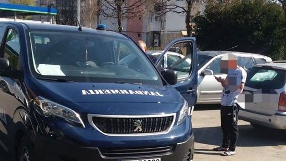 Un român certat cu soția, amendat cu 2.000 de lei pentru că a băut o cafea departe de casă