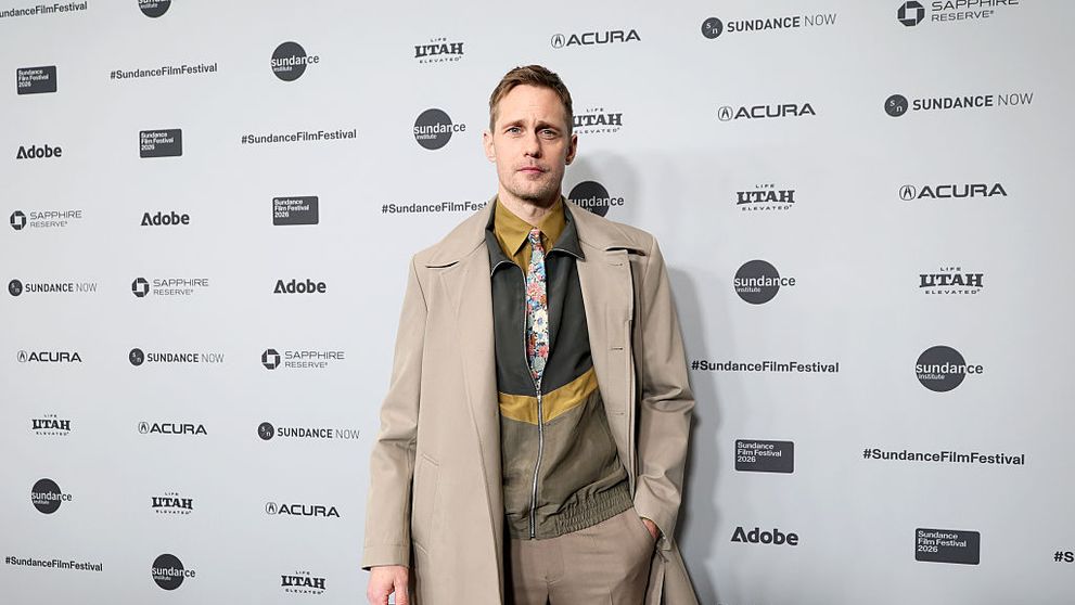 Cravată cu floricele, bluză de trening, dar să vezi ce purta în picioare! Așa a apărut Alexander Skarsgård la Festivalul de Film Sundance