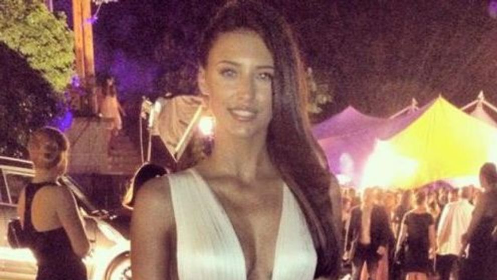 Antonia, indrazneata intr-o rochie extrem de transparenta si decoltata. <span style=