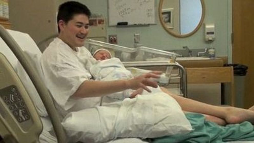 Uite ce bine arata primul barbat care a ramas gravid, dupa ce a nascut trei copii! FOTO&VIDEO