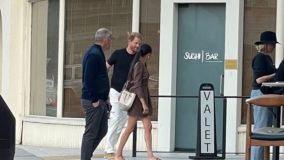 Meghan Markle, surprinsă de paparazzi într-o rochie extrem de scurtă și papuci. Cum a ieșit la restaurant cu prințul Harry