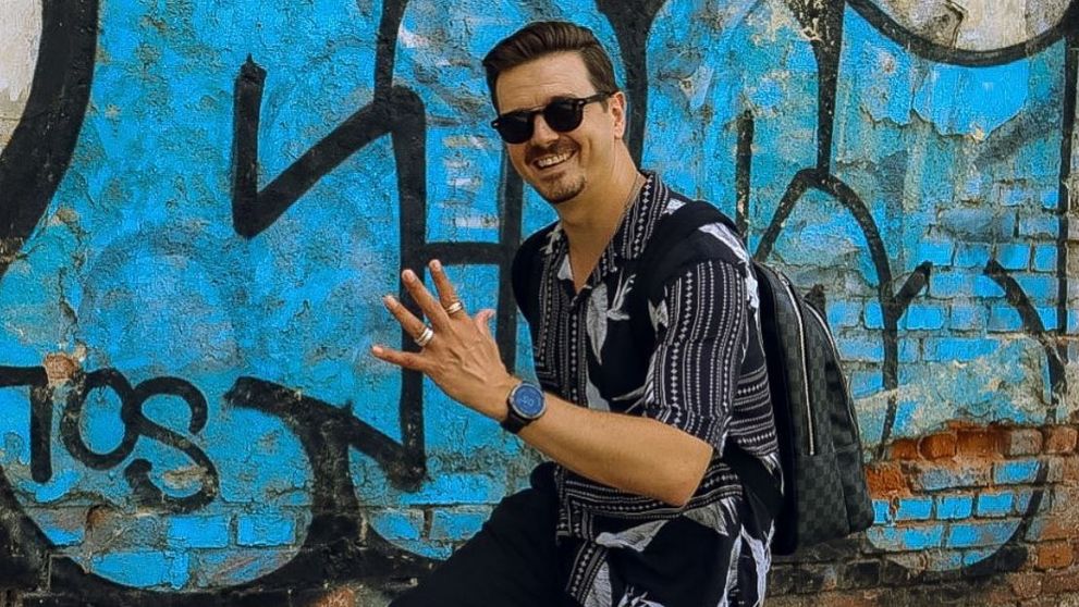 Mihai Petre și-a făcut emisiune pe YouTube, iar primul invitat este Andreea Esca