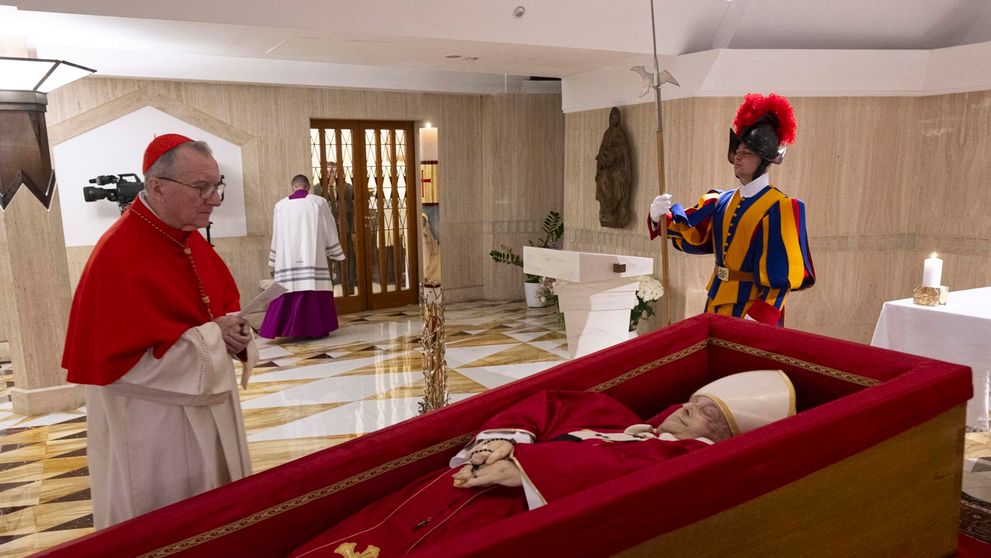Prima imagine cu mormântul Papei Francisc. E simplu, făcut din marmură și cu  o singură inscripție