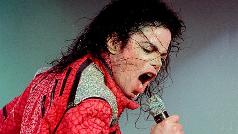 Șosetele pe care Michael Jackson le-a purtat când a executat prima oară celebrul Moonwalk, scoase la vânzare