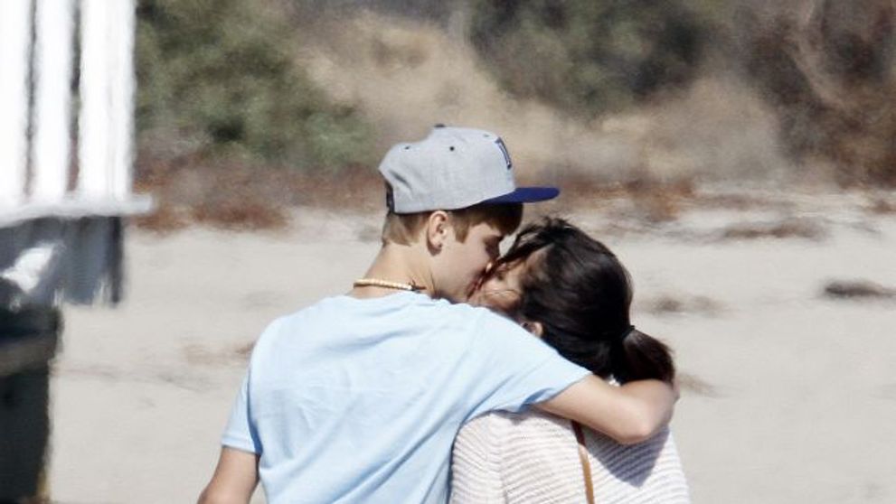 Justin Bieber si Selena Gomez au fost surprinsi sarutandu-se in Malibu! <span style=