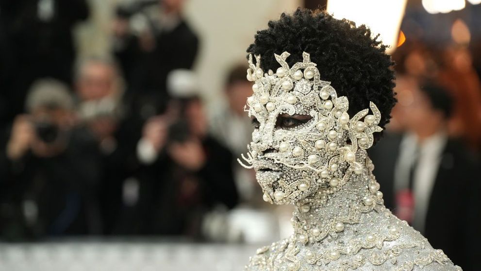 Cântărețul care s-a afișat cu cel mai bizar costum la Met Gala 2023. Toate privirile au fost îndreptate asupra lui