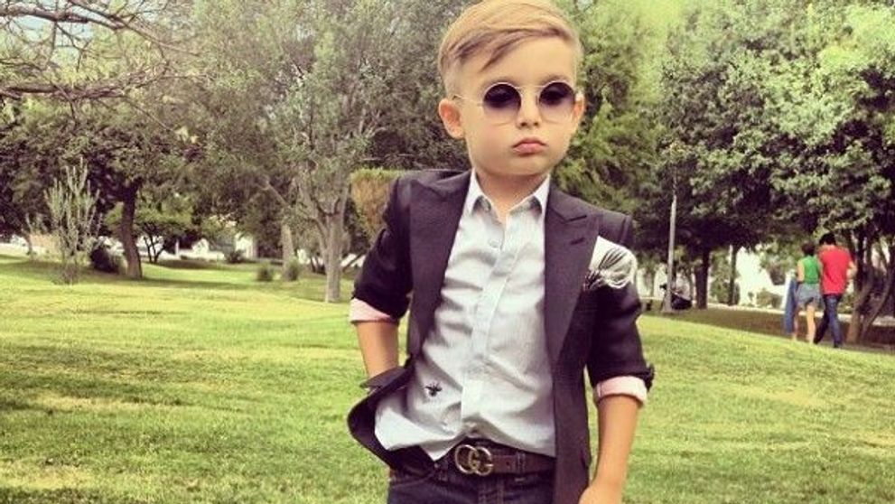 Trendsetter la doar 5 ani. Stie sa se imbrace mai bine decat majoritatea barbatilor: vezi fotografiile cu care a devenit vedeta pe net