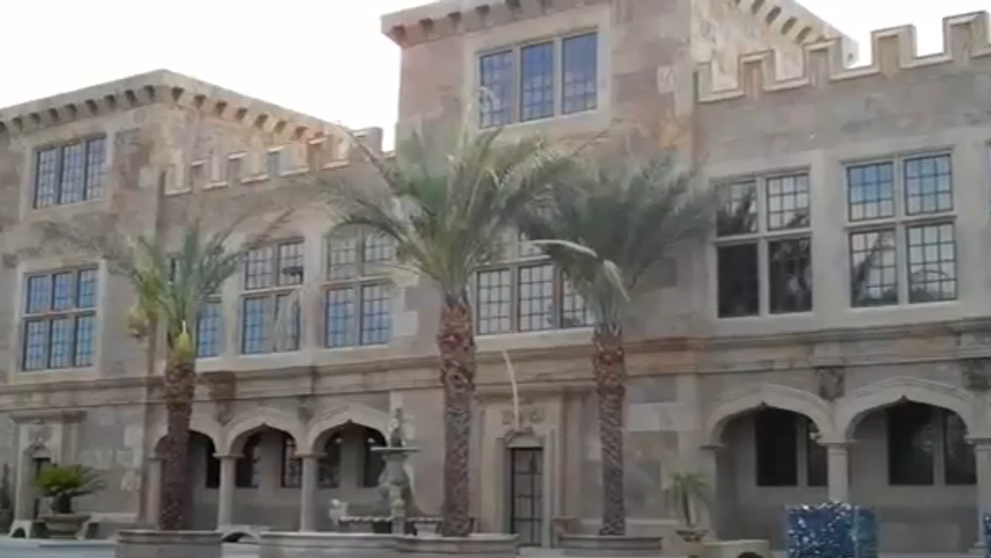 Si-a facut un adevarat palat. Cum arata locuinta construita din 500.000 de sticle de bere: VIDEO