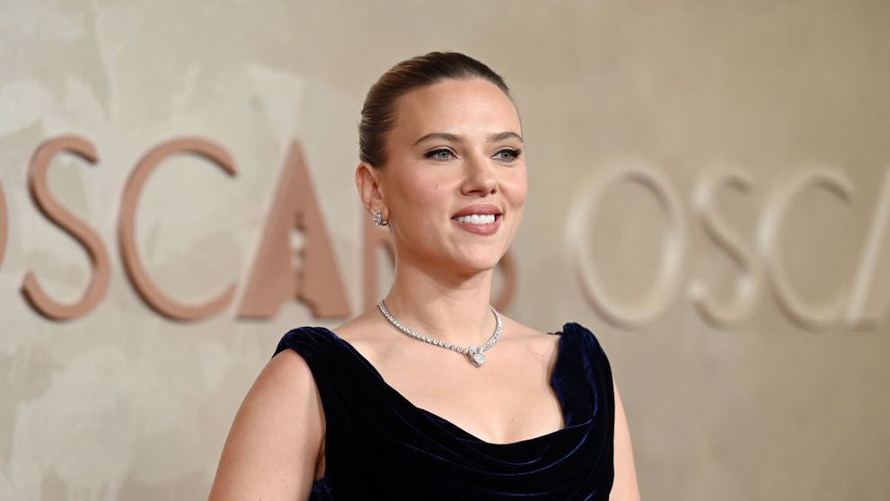 A fost numită „cea mai sexy femeie în viață” și a fost nominalizată de două ori la Oscar, dar preferă să stea departe de admiratorii ei. Motivul pentru care  Scarlett Johansson nu face niciodată poze cu fanii