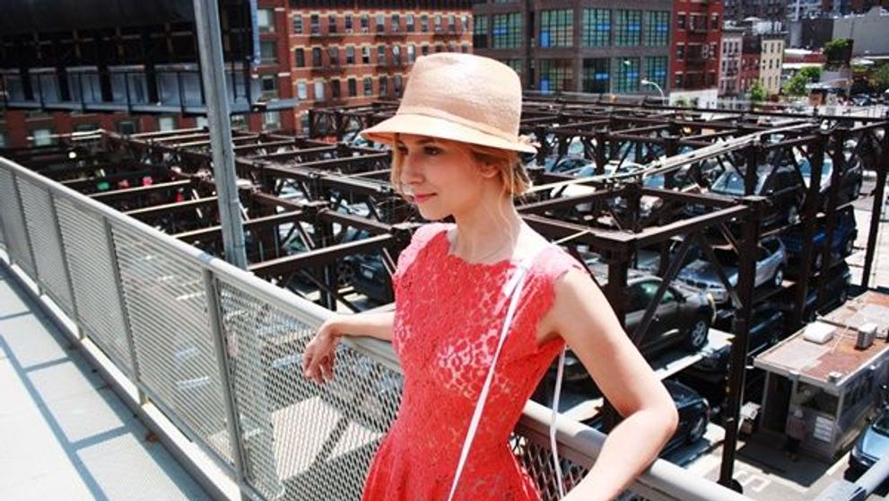 Dana Rogoz, intr-o rochie din dantela transparenta prin New York. Tinuta care a atras blitzurile fotografilor americani