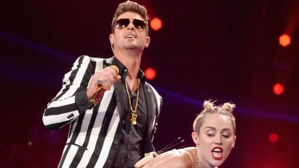 Miley Cyrus recidiveaza. In ce ipostaze jenante a fost surprinsa, la o saptamana dupa show-ul erotic de la MTV Video Music Awards