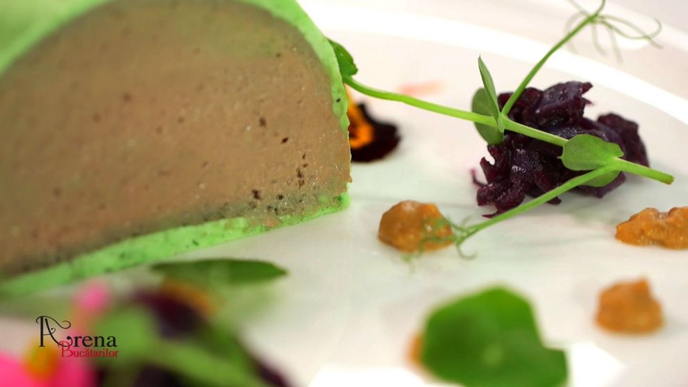 Parfait din ficat de pasare cu dulceata de ceapa si sos de ardei