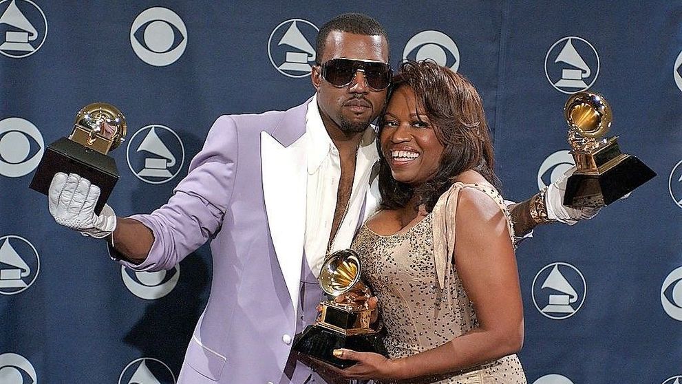 Kanye West, gest extrem pentru a se face auzit. A micționat pe statueta Grammy
