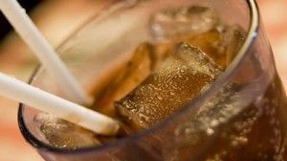 Coca Cola si Pepsi schimba reteta pentru a nu fi obligate sa puna pe sticle eticheta cu avertisment de cancer
