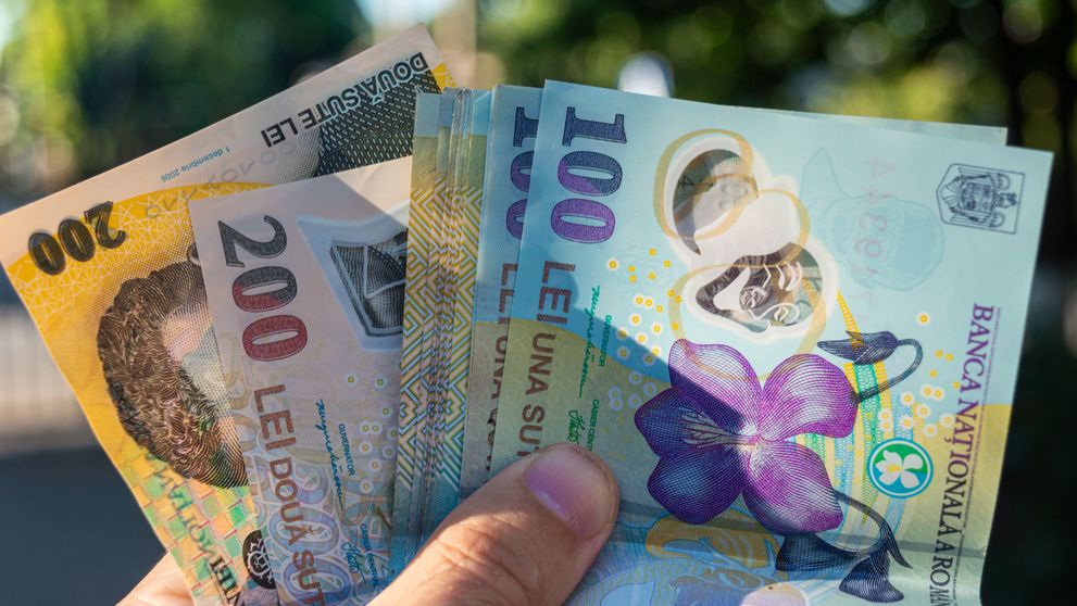 Ce să nu faci niciodată cu banii tăi. Superstiția salariului care trebuie să rămână o noapte în casă