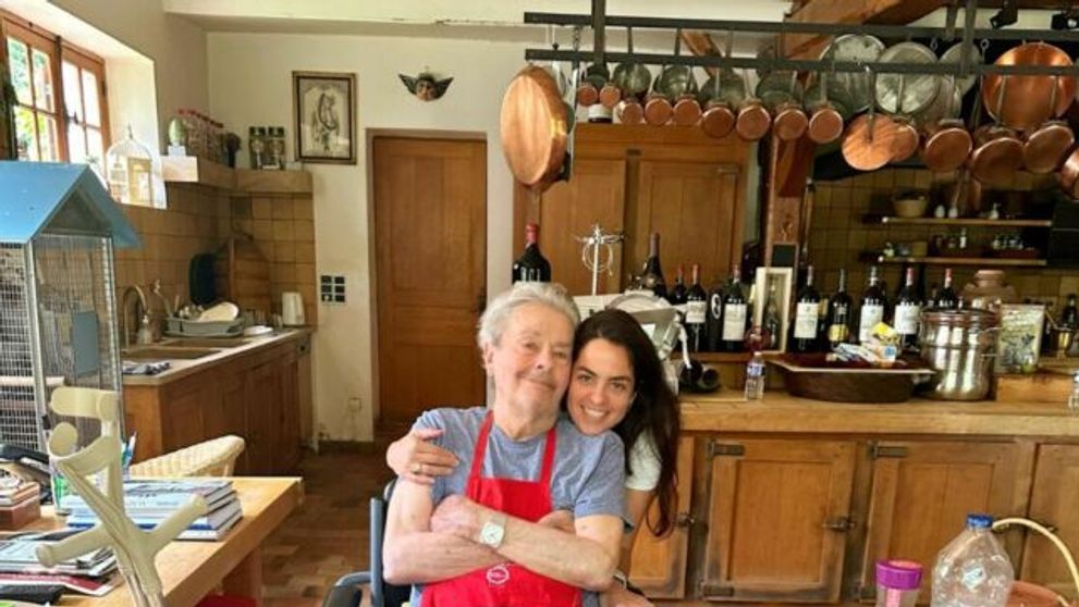 Cum arată în interior casa în care a murit Alain Delon. Actorul este înmormântat chiar pe proprietatea din Douchy, alături de mormintele celor 50 de câini pe care i-a avut