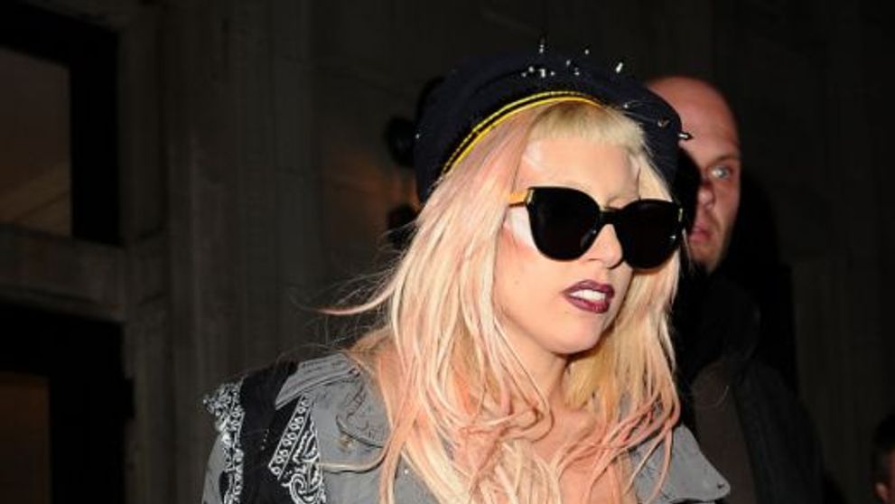 Lady GaGa cu ciorapi zdrentuiti, in sutien si cu bereta pe cap prin New York! FOTO