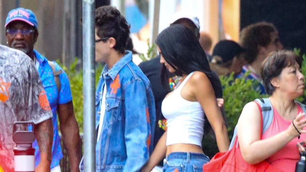 Nu se mai ascund! Paparazzi i-au surprins la evenimentul momentului, în ținute asortate. Deși sunt împreună de trei ani, Kylie Jenner și Timothée Chalamet apar extrem de rar în public