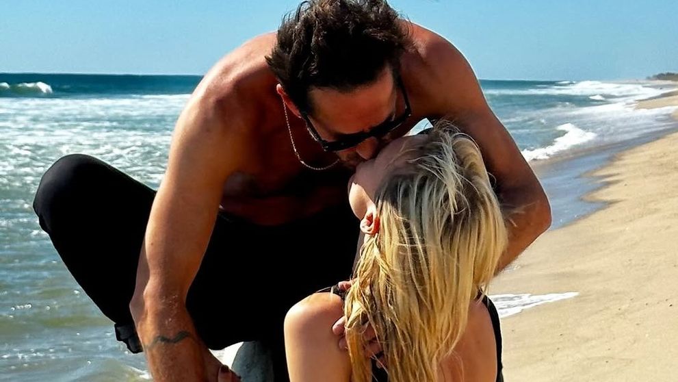 În urmă cu trei ani a divorțat de un om de afaceri, iar acum s-a logodit cu un fotograf. Celebra actriță a dezvăluit că era de mult timp îndrăgostită de el