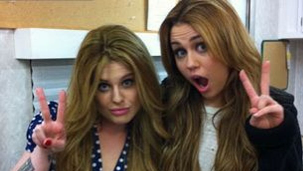Kelly Osbourne o copiaza pe Miley Cyrus! FOTO