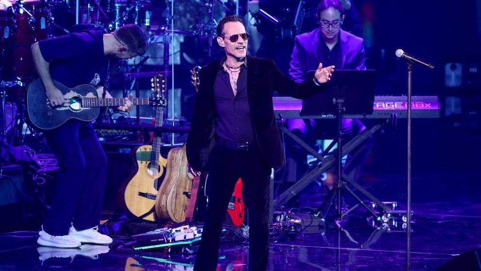 Marc Anthony, reacție nervoasă în timpul unui concert. Un fan a aruncat cu o sticlă pe scenă: „Să aibă curaj să spună”