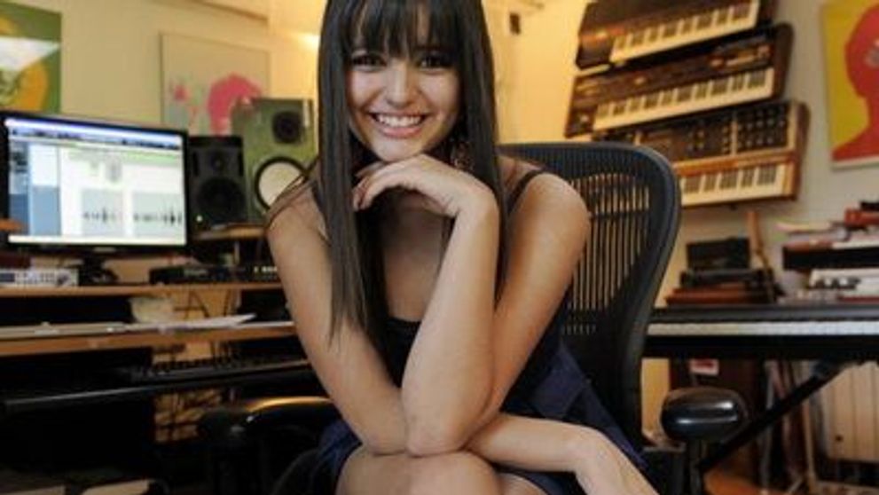 Rebecca Black, regina youtube, in studioul de inregistrari! VIDEO