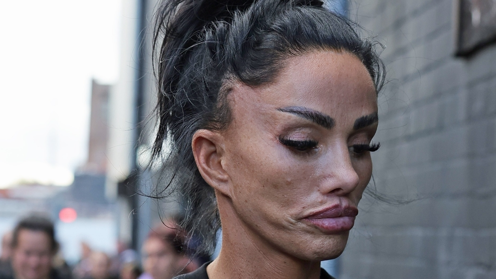 Cum arată Katie Price după cele mai recente intervenții estetice, de 10.000 de lire sterline. Cum au surprins-o paparazzii