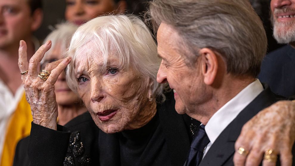 Viață luxoasă, dar singurătate apăsătoare. O celebră actriță de la Hollywood își sărbătorește ziua de naștere alături de un angajat. Nu se înțelege cu singura sa fiică
