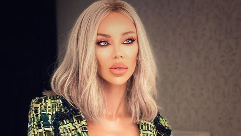 Bianca Drăgușanu, acoperită doar de un cearșaf. Vedeta s-a pozat aproape dezbrăcată, în pat