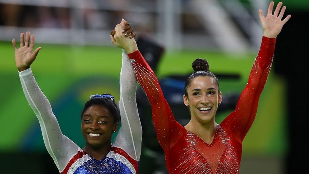 Doua campioane olimpice, poze sexy in costum de baie. Aly Raisman si Simone Biles au debutat in Sport Illustrated