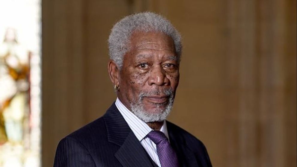 Motivul tragic pentru care Morgan Freeman a aparut cu o manusa la Premiile SAG Awards
