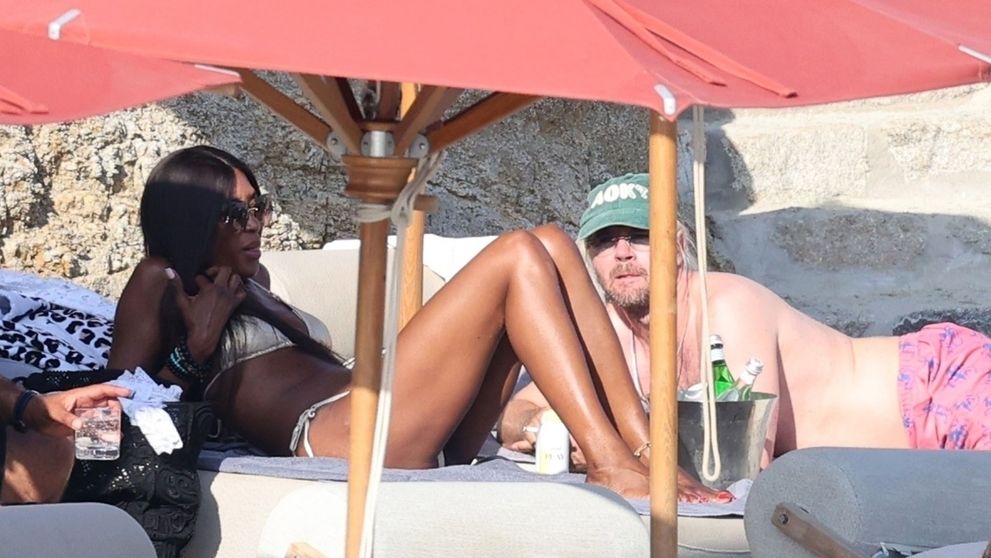 Naomi Campbell, surprinsă de paparazzi la plajă alături de iubitul tinerel! Topmodelul de 54 de ani s-a cuplat cu unul dintre cei mai populari DJ din lume