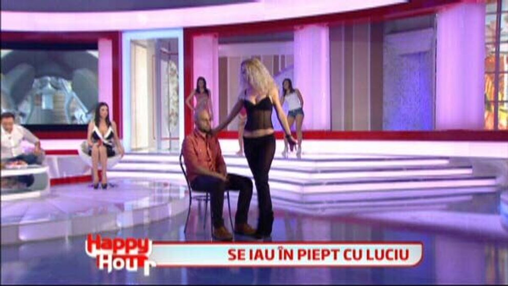 Nicoleta Luciu s-a apucat de cantat si isi cauta super dansatoare! Vezi cum au dansat fetele