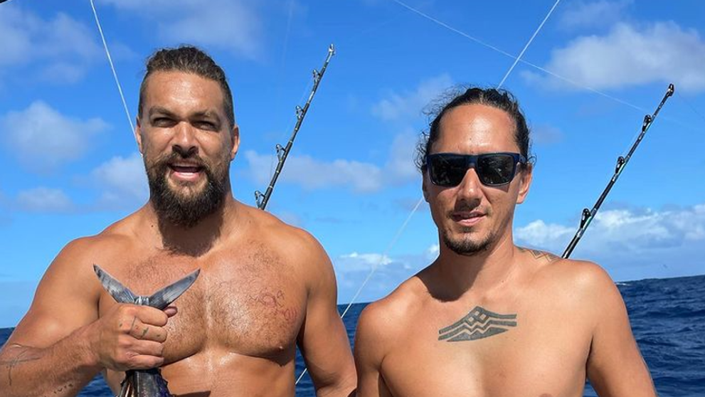 Jason Momoa, apariție dezinhibată la pescuit. Actorul s-a filmat aproape gol, cu o bucată de material înfășurată în zona întimă