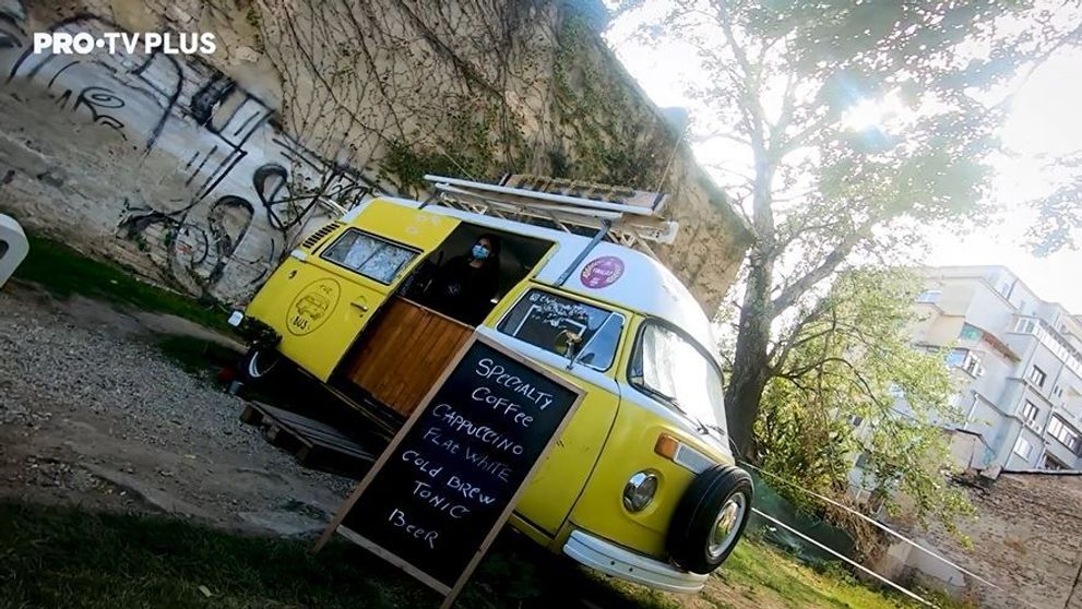 A fost mașina Poștei Germane, acum livrează cafea de specialitate în București. Descoperă povestea cafenelei 