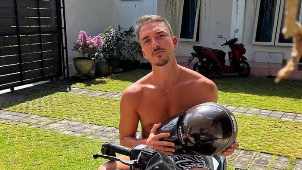 Emil Rengle, imagini incendiare alături de o femeie. Cum s-au filmat în piscină