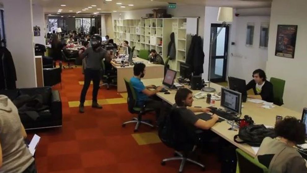 Melodia care face ravagii in birourile din Romania. Toti se comporta normal, pana ii cuprinde febra dansului: VIDEO