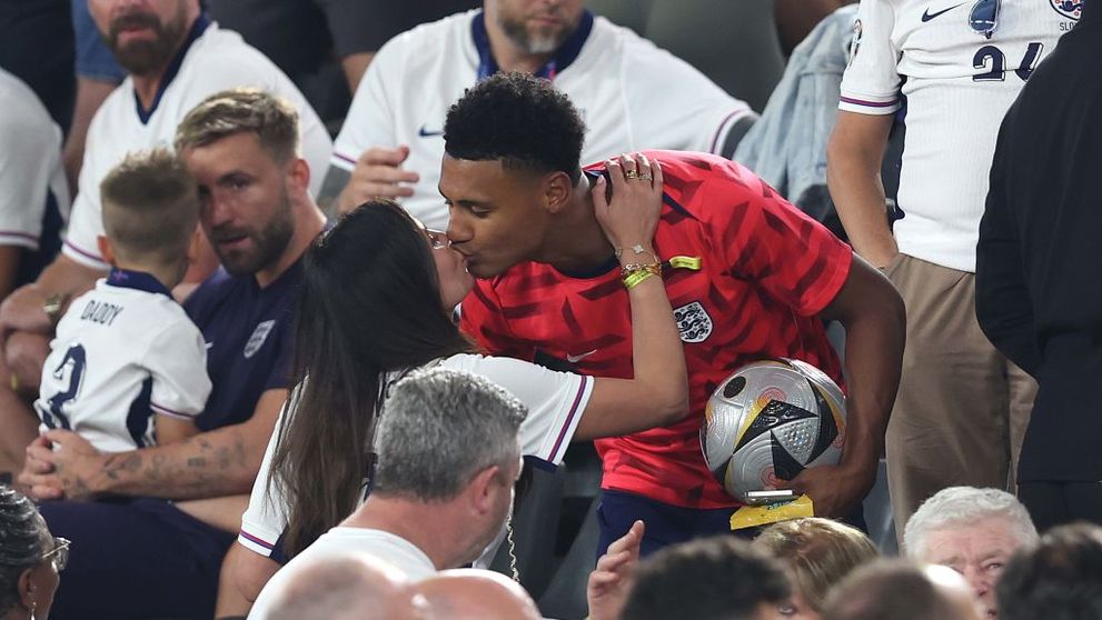 Cât de frumoasă este iubita lui Ollie Watkins, eroul Angliei! Sărutul celor doi de după semifinala Euro 2024 a făcut înconjurul lumii