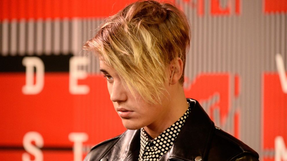 Credeai ca le-ai vazut pe toate? Justin Bieber, schimbare radicala de look. Cum a aparut pe covorul rosu la MTV VMA 2015