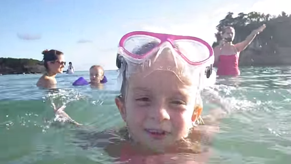 Inotau in ocean si se distrau de minune. Ce s-a intamplat apoi i-a facut pe toti sa planga
