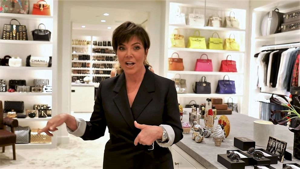 Dressingul lui Kris Jenner arată ca un magazin din mall. Ce colecție impresionantă de haine și accesorii a strâns vedeta