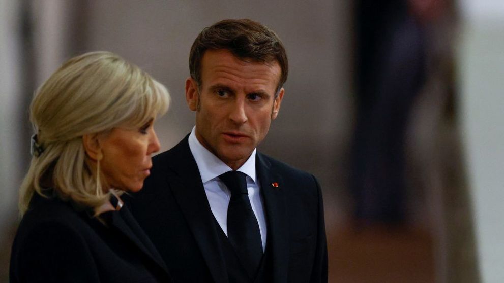 Emmanuel și Brigitte Macron, în adidași la priveghiul reginei. Liderul Franței și soția lui au atras atenția prin ținutele lor