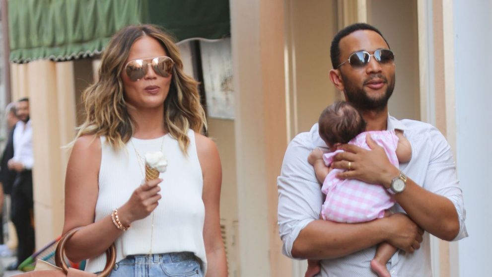 Chrissy Teigen si John Legend, vacanta la Saint Tropez cu micuta Luna. Cum arata acum tanara mamica