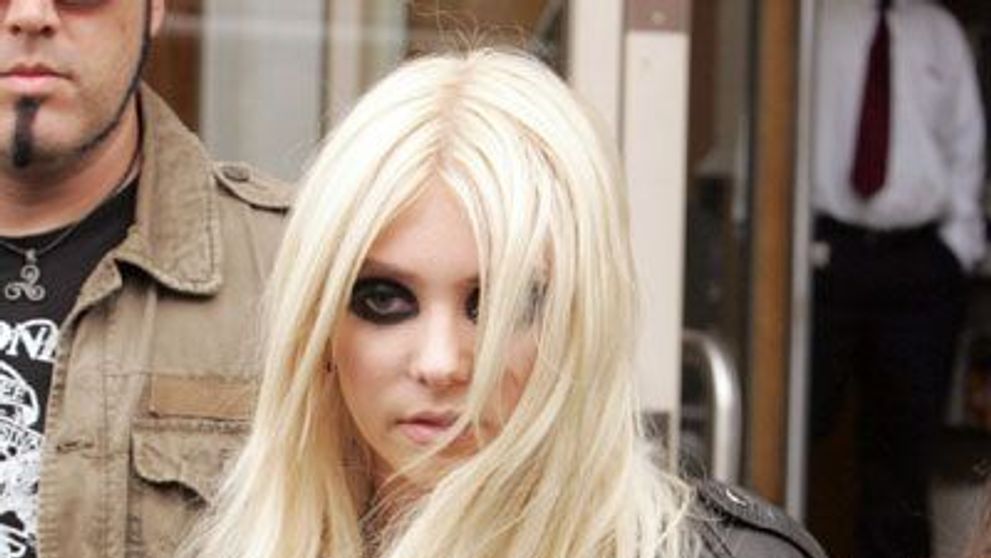 Nu ati ghicit! Raspunsul corect: piciorul din imagine este al actritei si cantaretei Taylor Momsen! FOTO